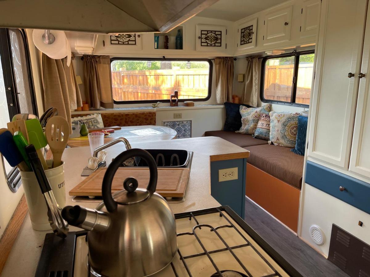Hotel So Damn Lucky Glamping à Ucluelet Extérieur photo