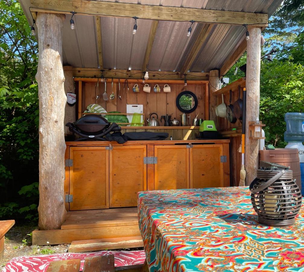Hotel So Damn Lucky Glamping à Ucluelet Extérieur photo