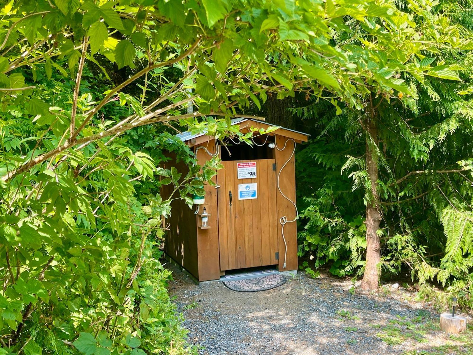 Hotel So Damn Lucky Glamping à Ucluelet Extérieur photo